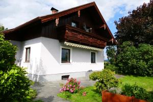 Ferienhaus Moser的白色房子,有棕色的屋顶