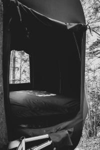 拉布卡WisiLas Nad Sercowym Potokiem的一张黑白的帐篷照片