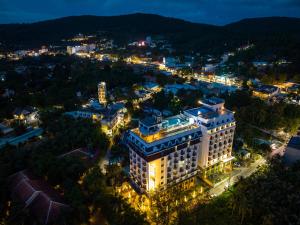 富国Aquasun Hotel Phu Quoc的夜间从空中欣赏大楼的景色