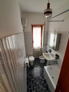 San Martino sulla MarruccinaIl Ghiro 2.0 Casa Vacanze的浴室配有盥洗盆、卫生间和浴缸。