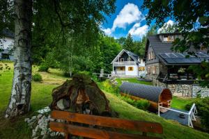 斯克拉斯卡波伦巴Dom Stary Młyn nad strumieniem z dostępem do sauny, gorącej beczki, basenem的坐在房子前面的木凳