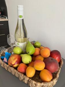 圣弗拉斯Лятно студио的水果篮和一瓶葡萄酒