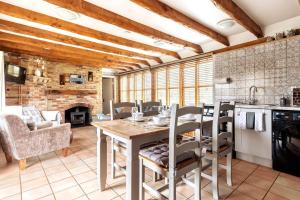PentneyThe Gig House - relaxing countryside spa break的厨房以及带桌椅的用餐室。