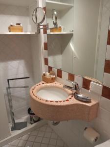 Saludecioai18diamanti的一间带水槽和镜子的浴室