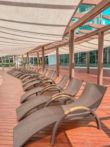 马西[Starry x CREAM] Sea View Apartment 10-12pax *FREE Netflix的木板路上一排椅子