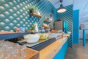 波尔多Appart'City Confort Bordeaux Chartrons的餐厅拥有蓝色的墙壁和食品柜台