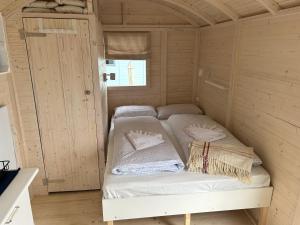 BarkelsbyTiny Beach House的小屋内带两张床的小房间