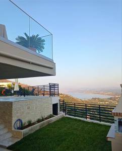 GeorgioupoliVilla ArGia with private pool的带阳台的海景度假屋