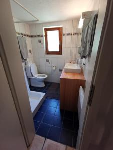CerentinoCa da Lovi的浴室设有2个卫生间、水槽和镜子