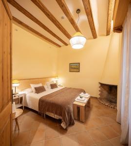San Vicente de TorellóCan Passarells的一间卧室配有一张床和一个壁炉