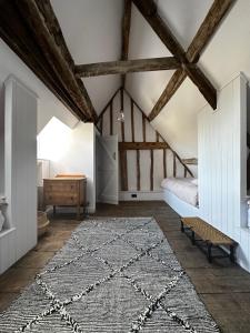 莱奇莱德Cosy Cottage in Lechlade的阁楼间 - 带床和地毯