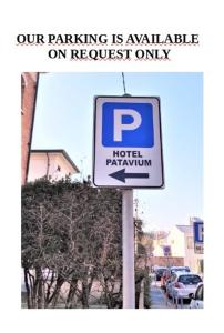 帕多瓦Hotel Patavium的街道上一根杆上的停车标志