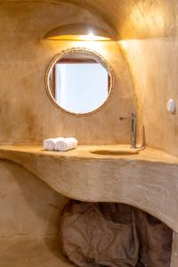 费拉Caval I的一间带水槽和镜子的浴室