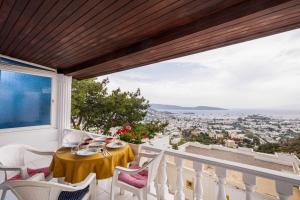 博德鲁姆BODRUM BURCU VILLA , Magnificent Sea View, Cozy, Free Otopark, Free Wifi的市景阳台桌子