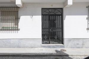 圣费尔南多Calana的白色的建筑,有黑色的门和栅栏