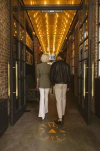 纽约CIVILIAN Hotel的走在走廊上的男人和女人