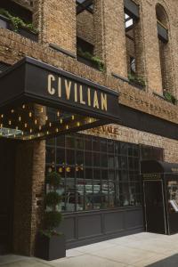 纽约CIVILIAN Hotel的带有读古兰经标志的建筑