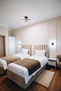克卢日-纳波卡Pensiunea Brici Junior的一间卧室配有两张床和吊扇