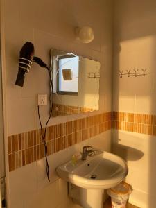 亚喀巴Aqaba Adventure Divers Resort & Dive Center的浴室设有水槽和墙上的镜子