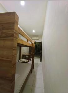乌鲁瓦图纳齐拉酒店的走廊上设有两张双层床。