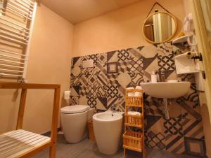 拉古萨udammusu34的一间带水槽、卫生间和镜子的浴室