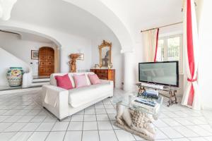 普莱伊亚诺Amalfi coast-Praiano Villa Cristina no steps的客厅配有白色沙发和电视
