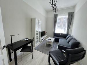 陶格夫匹尔斯Rigas street cozy apartment, city centre的客厅配有沙发和桌子