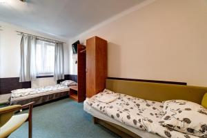 马佐夫舍地区格罗济斯克Pokoje Hotelowe Norbit的酒店客房设有两张床和窗户。