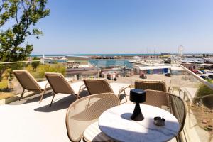 康斯坦察Rezident Tomis Marina的阳台享有海港景致,配有桌椅。