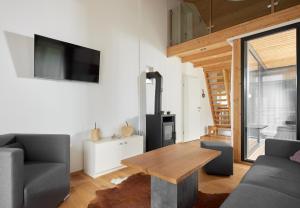 圣加伦基希Chalet-Resort Montafon的客厅配有木桌和电视。