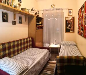扎费拉纳-埃特内阿费多阿尔吉拉兹度假屋的带淋浴的客房内的两张床