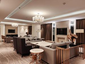 台州台州旗隆万豪酒店的带沙发和壁炉的大型客厅