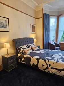 爱丁堡史密斯旅馆的卧室配有床、椅子和窗户。