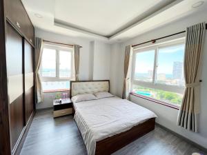 头顿Ngọc Duyên Homestay- Central Vung Tau, near Lotte Mart的一间小卧室,配有床和2个窗户
