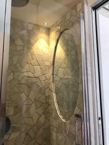 吉廖港MINA的玻璃门和石墙淋浴