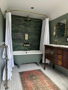 莱奇莱德Cosy Cottage in Lechlade的带浴缸和盥洗盆的浴室