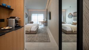 海法莱昂纳多广场海法酒店的两间带卧室的酒店客房