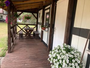 斯莫尔德兹诺Domek u Franka的一个带桌子和鲜花的房屋门廊