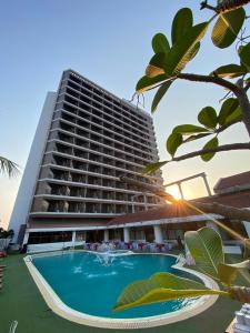 芭堤雅市中心第一太平洋会议酒店的大楼前设有游泳池的酒店