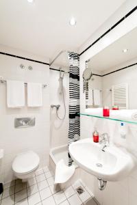 科隆艾斯普兰纳德酒店的白色的浴室设有水槽和卫生间。