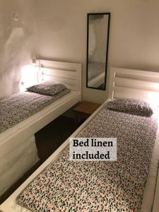 斯德哥尔摩达拉加谭旅馆的卧室内的两张床,包括床单