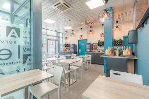 波尔多Appart'City Classic Bordeaux Centre的一间设有桌椅的快餐店