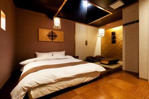 KumoharaHOTEL GEN 福知山店的一间卧室,卧室内配有一张大床