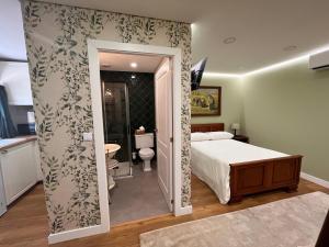 加亚新城Casa dos meus avós -Villas - Gaia & Porto的一间卧室设有一张床和一间浴室。
