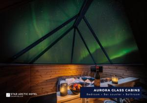 萨利色尔卡北极星酒店的极光玻璃浴室,配有酒杯桌子