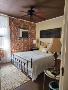 圣奥尔本斯Back Inn Time的一间卧室配有一张床和吊扇