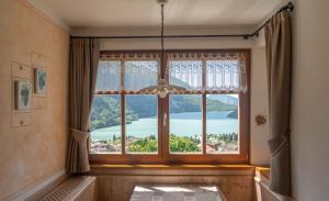 莫尔韦诺Villa la Dama del Lago的湖景窗户