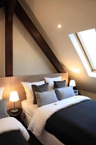 汉堡睡眠酒店的一间卧室设有两张床和天窗