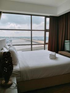 莎阿南Townhouse OAK 591 Shah Alam By Salaam Suites的酒店客房设有一张床和一个大窗户
