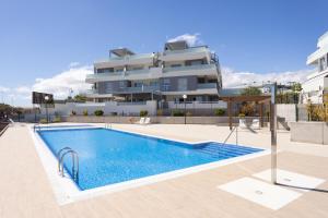 拉特吉塔Home2Book Stylish & Relax Attic La Tejita, Pool的一座大建筑前的游泳池
